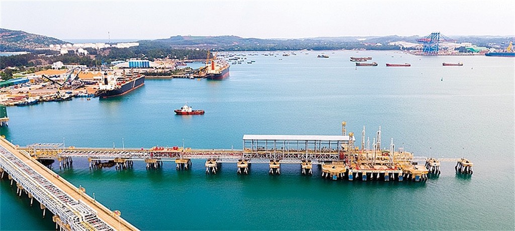 Khu vực cảng xuất sản phẩm của NMLD Dung Quất đồng bộ với hệ thống cảng tại vịnh Dung Quất