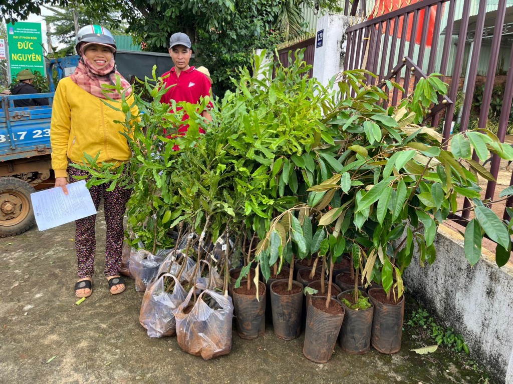 Người nông dân nhận cây giống trong dự án “Canh tác cà phê bền vững theo mô hình nông lâm kết hợp” chính thức khởi động tại Việt Nam vào tháng 6_2023