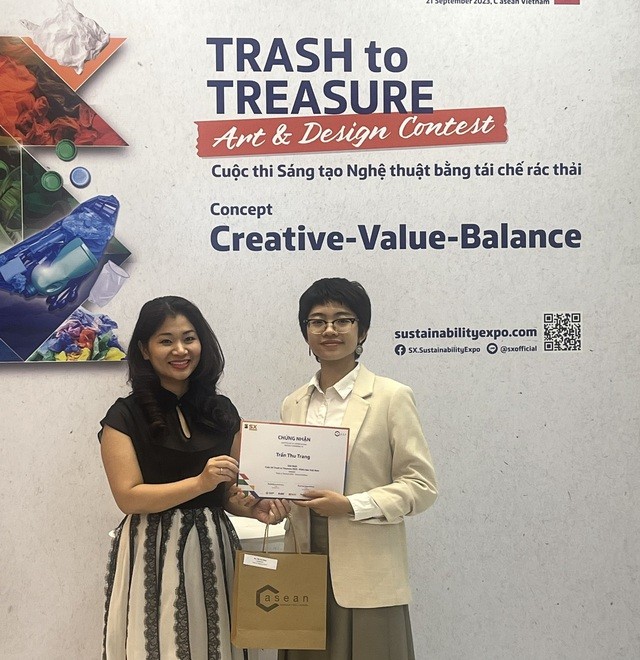 Tác giả Trần Thu Trang được trao giải Nhất với tác phẩm nghệ thuật sáng tạo từ rác thu thập được ở Hà Nội