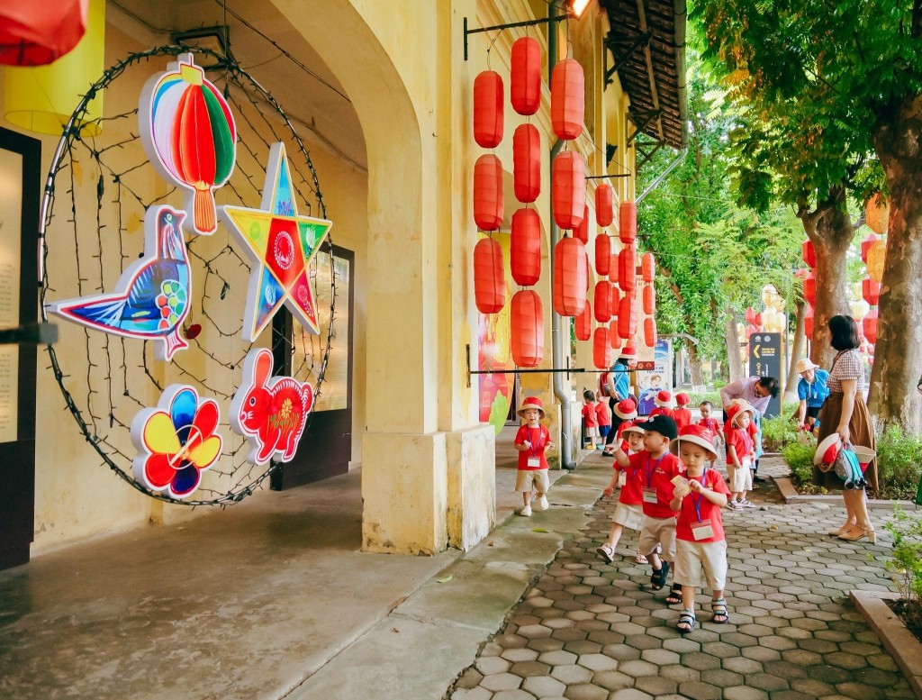 Tìm hiểu, trải nghiệm văn hóa Hà Nội xưa với “Đèn thu lung linh”