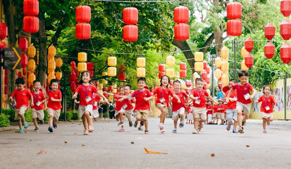 Tìm hiểu, trải nghiệm văn hóa Hà Nội xưa với “Đèn thu lung linh”