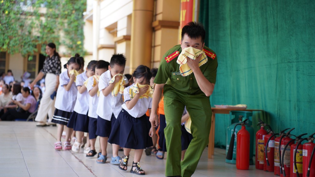 Hàng nghìn học sinh được tập huấn kỹ năng thoát hiểm, phòng chống cháy nổ