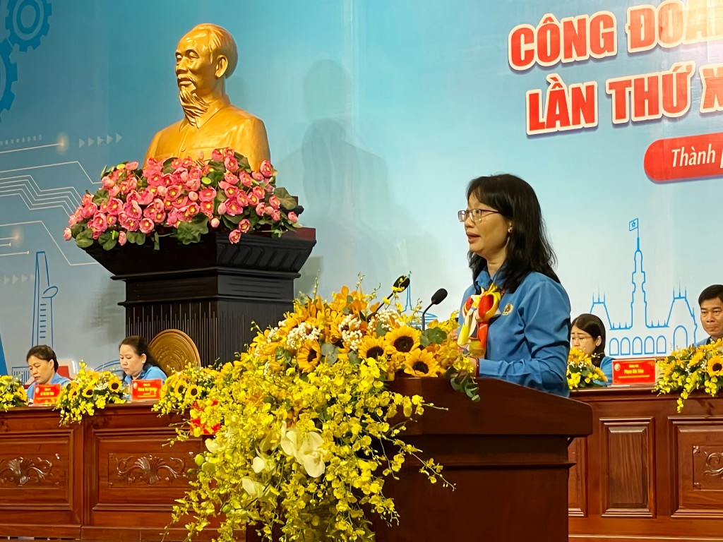 Bà Trần Thị Diệu Thuý, Chủ tịch LĐLĐ TP HCM đọc báo cáo kiểm điểm Ban Chấp hành, Ban Thường vụ LĐLĐ thành phố khoá XI, nhiệm kỳ 2018-2023