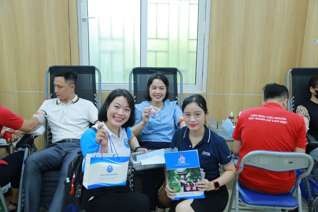 Các giảng viên tham gia hiến máu tại chương trình