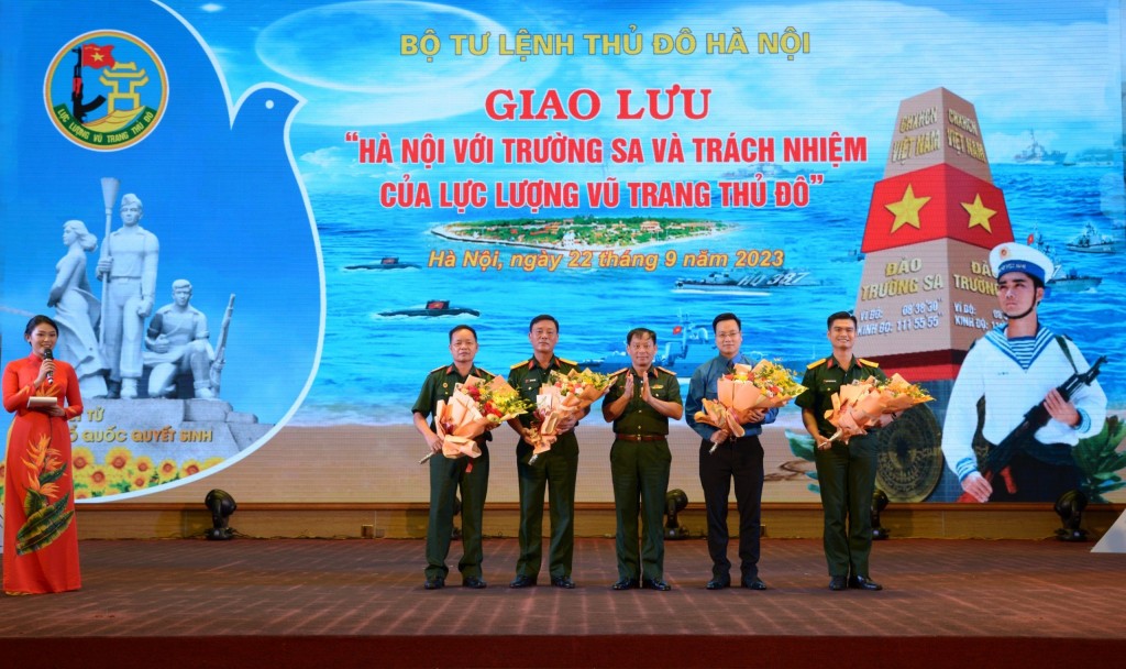Bộ Tư lệnh Thủ đô tặng hoa cho các khách mời
