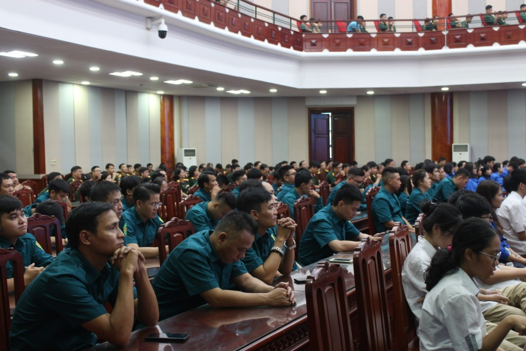 Buổi giao lưu đón nhận sự quan tâm của đông đảo cán bộ chiến sĩ, lực lượng vũ trang, học sinh trên địa bàn