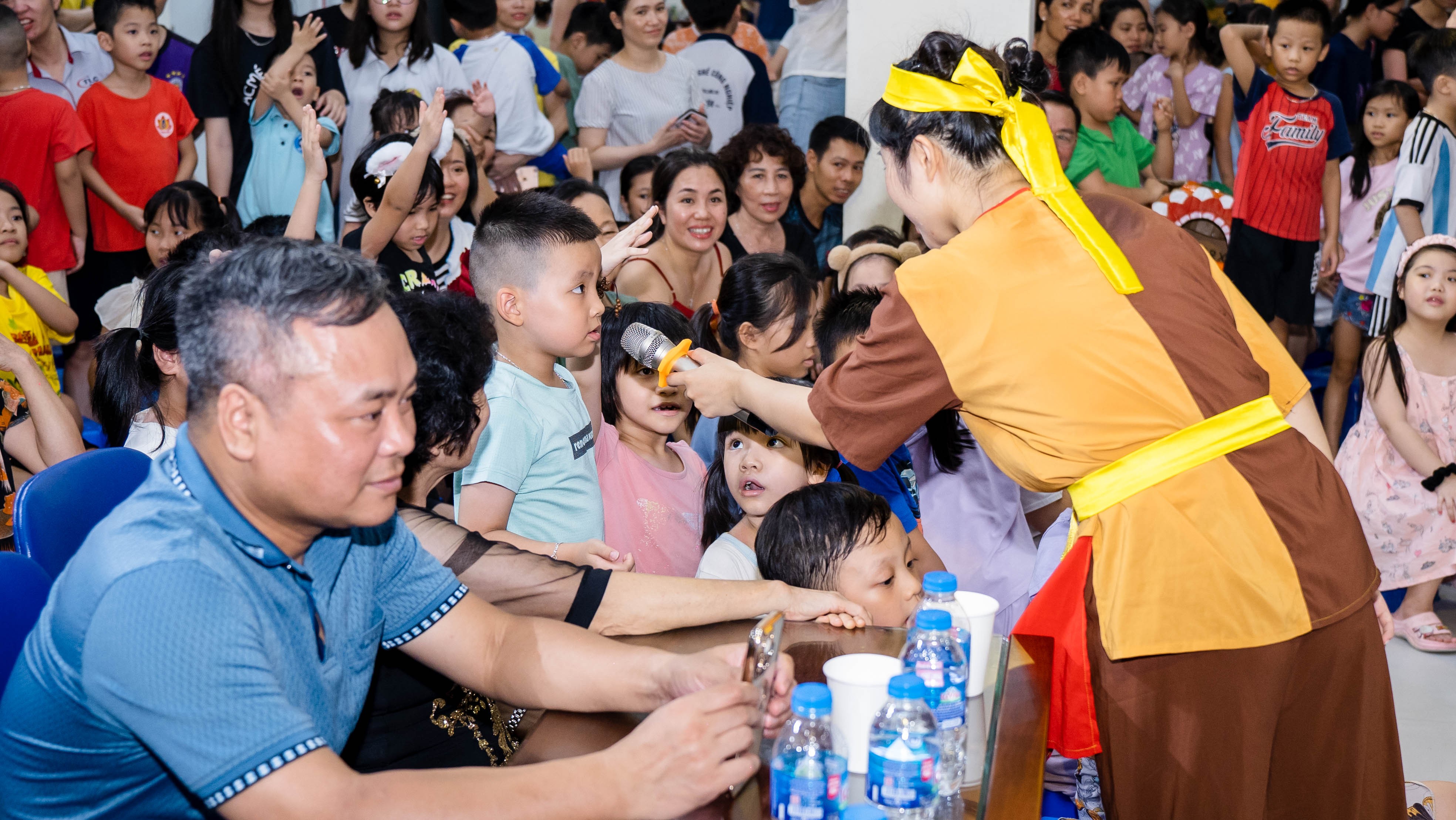 Các em nhỏ sẽ trả lời các câu hỏi vừa tạo niềm vui, vừa có thêm nhiều kiến thức và phần quà từ chương trình