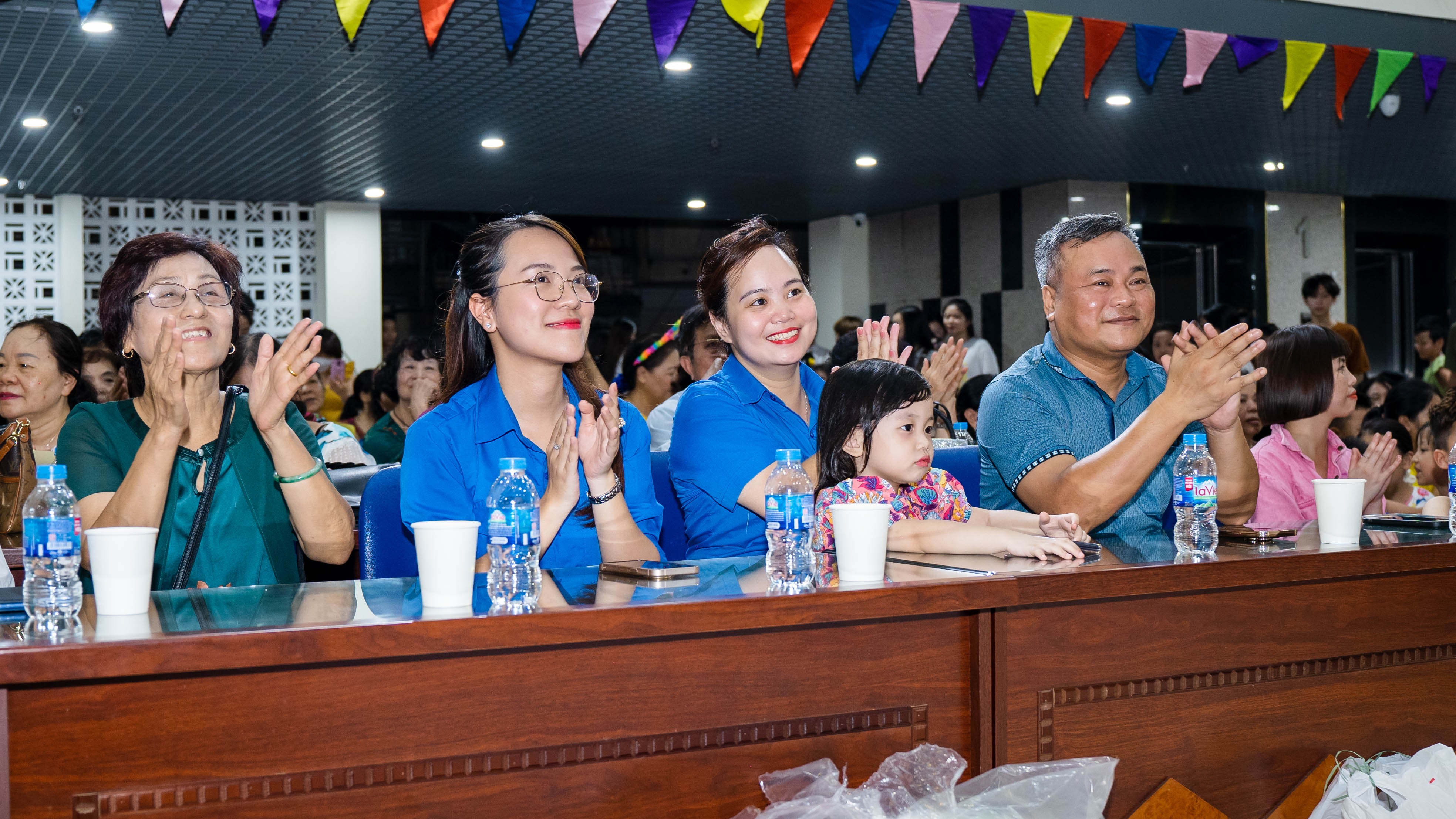 Niềm vui của ngày hội trăng rằm không chỉ mang tới cho các bạn nhỏ mà là cả người lớn