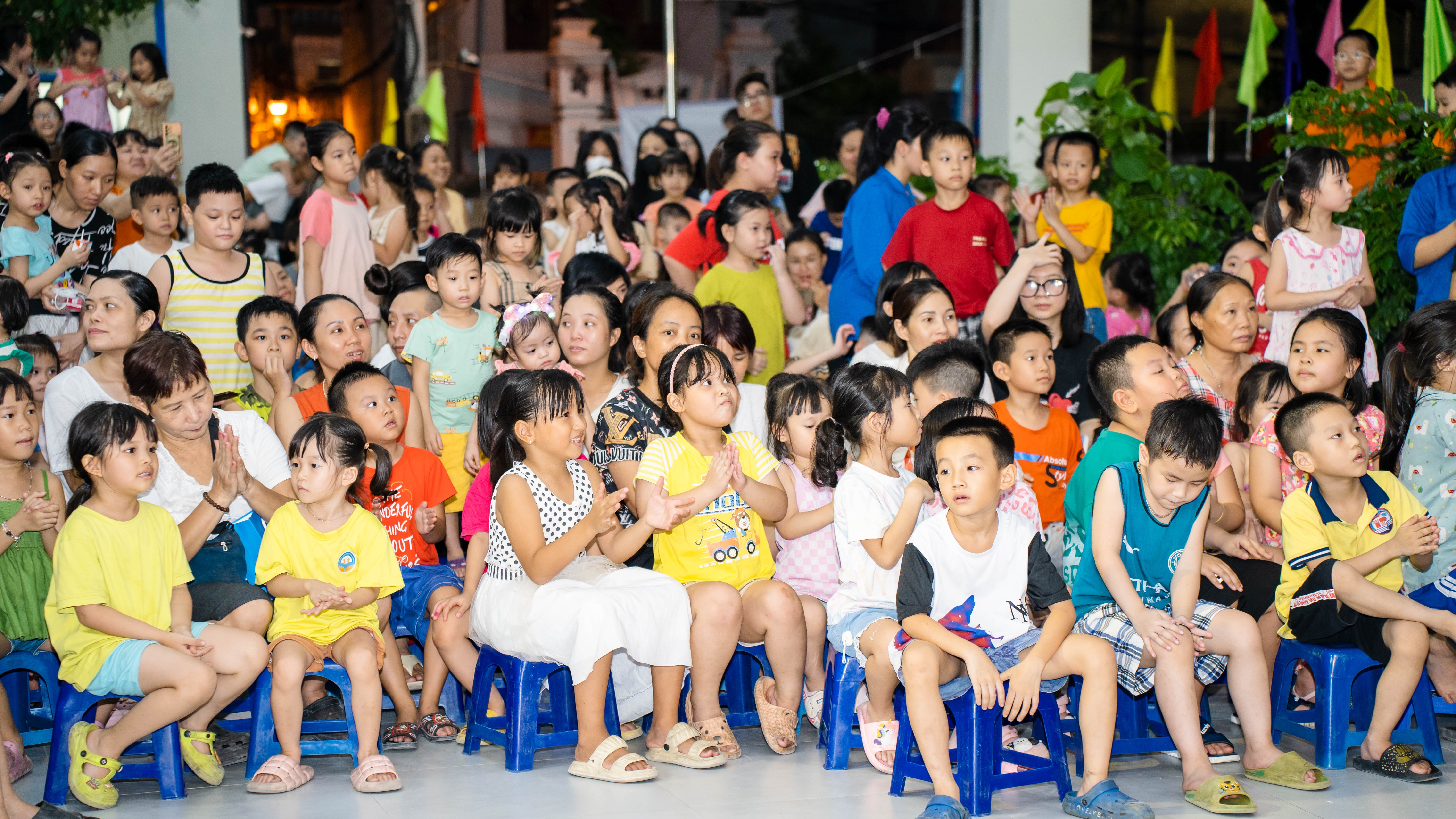 Dưới ánh trăng tròn tháng Tám, các em nhỏ phường Trung Phụng cùng nhau rước đèn, phá cỗ trong không khí vui tươi, ấm áp tình thân gia đình.