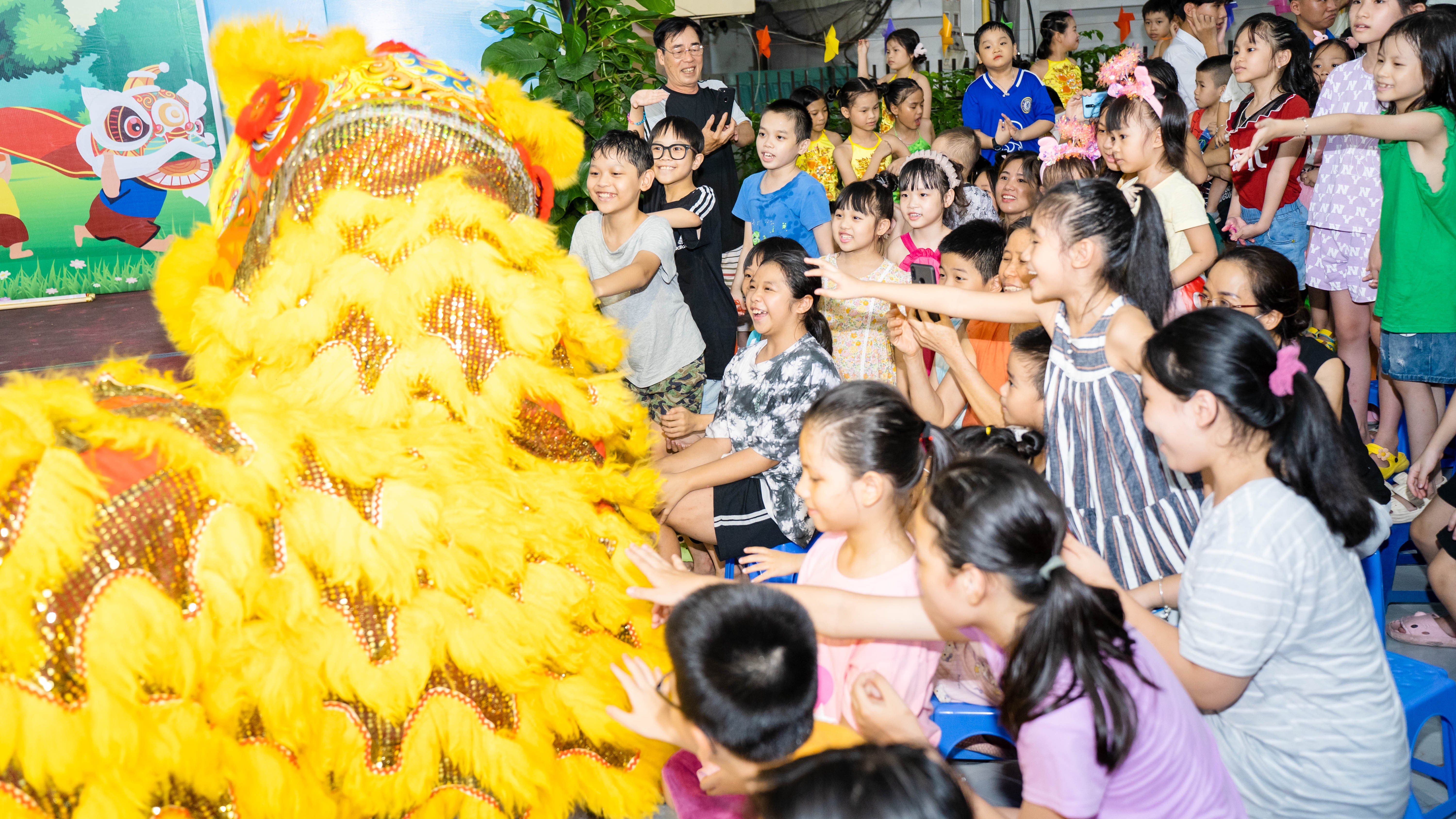 Đội lân gồm các bạn trẻ trên địa bàn phường liên tục nhận được những tràng vỗ tay từ đàn em.