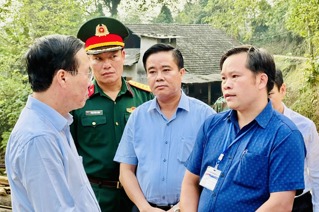 Chủ tịch nước Võ Văn Thưởng thăm hỏi, động viên người dân vùng lũ xã Liên Minh