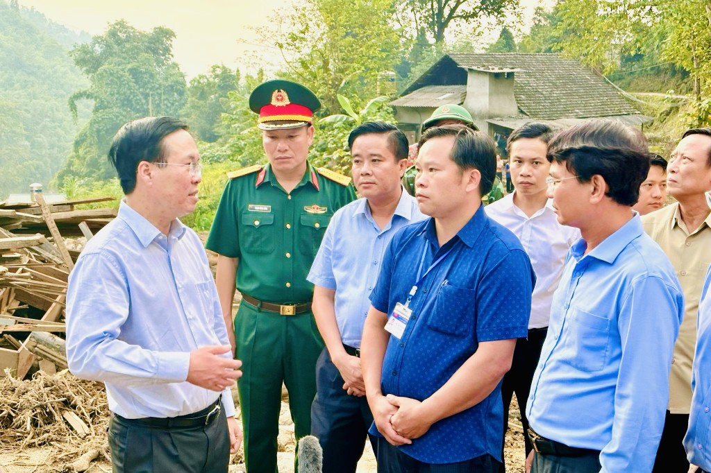 Chủ tịch nước Võ Văn Thưởng thăm hỏi, động viên người dân vùng lũ xã Liên Minh