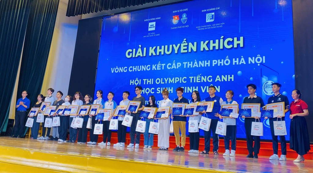 Các bạn giành giải Khuyến khích