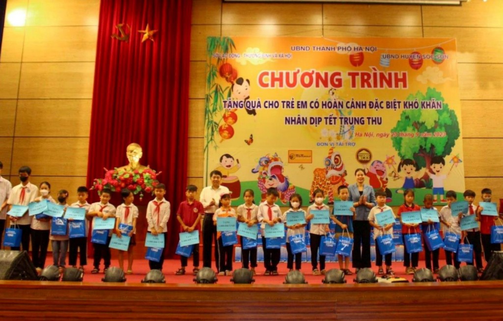 Mang Trung thu tới với trẻ em có hoàn cảnh đặc biệt khó khăn