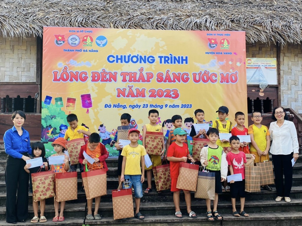 Thành Đoàn, Hội đồng Đội, Cung Thiếu nhi TP Đà Nẵng và Hội Từ thiện và Bảo vệ quyền trẻ em TP Đà Nẵng trao quà cho các em thiếu nhi (ảnh Đ.Minh)