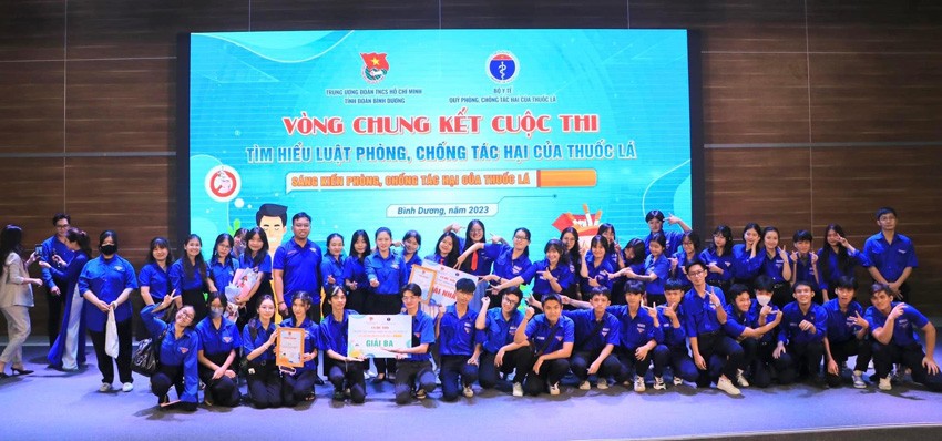 Ban tổ chức trao giải cho các đội thi. Ảnh: Ngọc Như