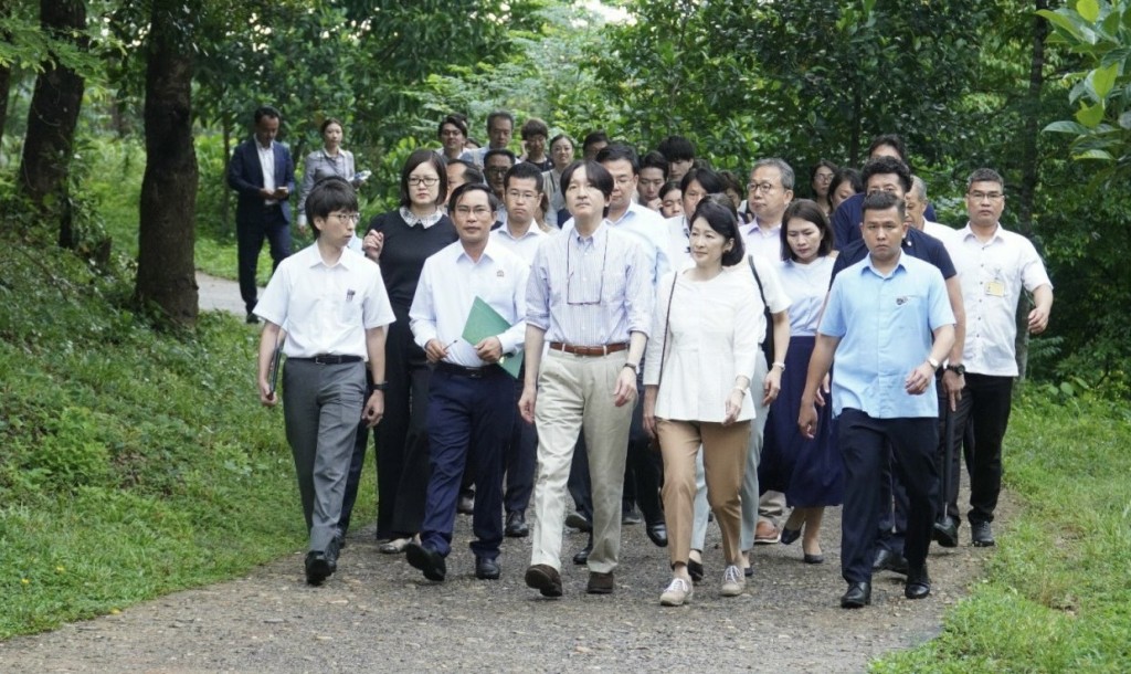 Hoàng Thái tử Nhật Bản Fumihito Akishino cùng Công nương Kawashima Kiko tham quan Khu đền tháp Mỹ Sơn (ảnh CTV)