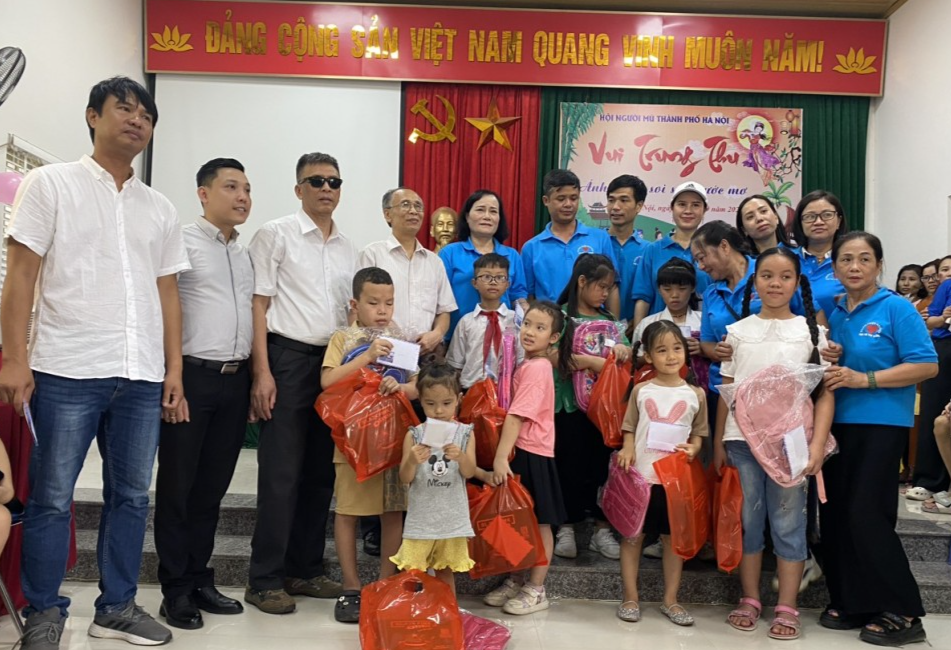 Đại diện nhà tài trợ, Hội Người mù thành phố Hà Nội và Quận đoàn Hoàn Kiếm trao quà cho thiếu nhi