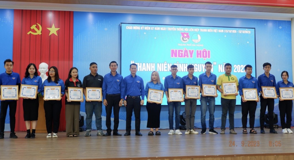 Thành đoàn Đà Nẵng đã tuyên dương 14 câu lạc bộ, đội, nhóm thanh niên có thành tích trong công tác tình nguyện năm 2023  (ảnh Đ.Minh) 