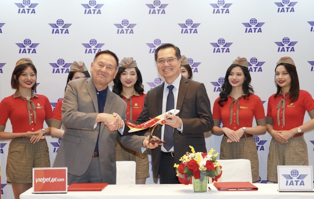 Ông Philip Goh - Phó Chủ tịch IATA khu vực Châu Á - Thái Bình Dương và Phó Tổng giám đốc Vietjet, Chủ tịch Học viện Hàng không Vietjet, ông Lương Thế Phúc (trái) ký kết hợp tác đưa Học viện Hàng không Vietjet tham gia mạng lưới đào tạo quốc tế của IATA. Ả