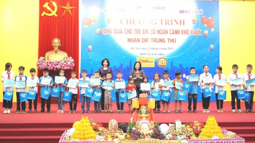 Trung thu sớm với trẻ em có hoàn cảnh khó khăn tại huyện Thạch Thất