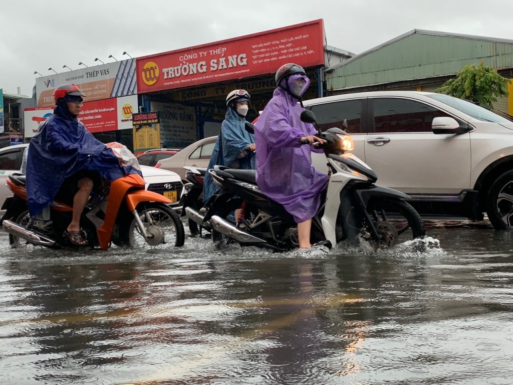 Mưa dồn dập trút xuống trong thời gian ngắn khiến nhiều nơi trên địa bàn TP Đà Nẵng xuất hiện ngập úng, khiến các phương tiện di chuyển khó khăn (ảnh Đ.Minh)