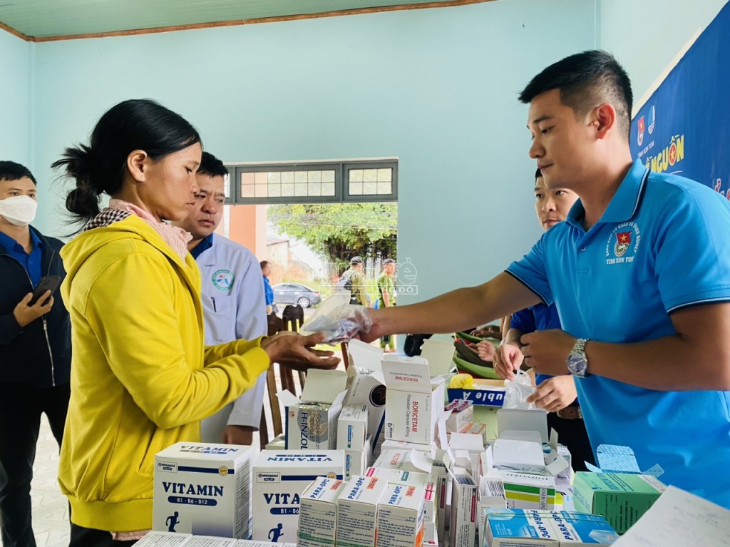 Hàng trăm người dân xã Đăk Choong được cấp phát thuốc miễn phí (Ảnh: Trần Nghĩa)