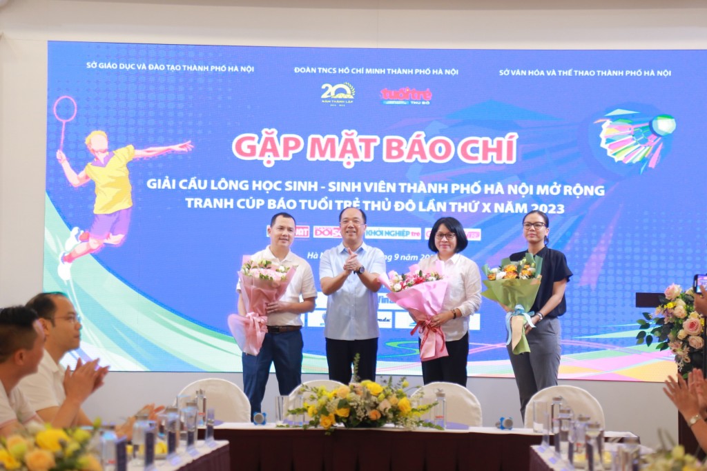 Nhà báo Nguyễn Mạnh Hưng tặng hoa cảm ơn các đơn vị tài trợ đồng hành