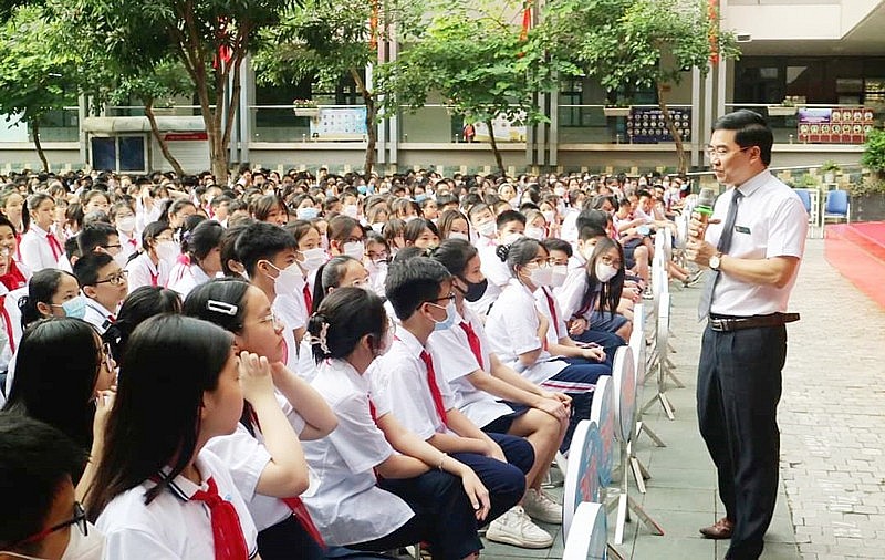 Luật sư Đoàn Luật sư thành phố Hà Nội tuyên truyền, phổ biến pháp luật cho học sinh Trường Trung học cơ sở Mai Dịch (quận Cầu Giấy)