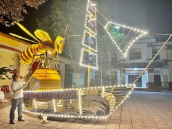 Tại sao linh vật con ong lại xuất hiện trong lễ hội Trung thu thành cổ Sơn Tây?