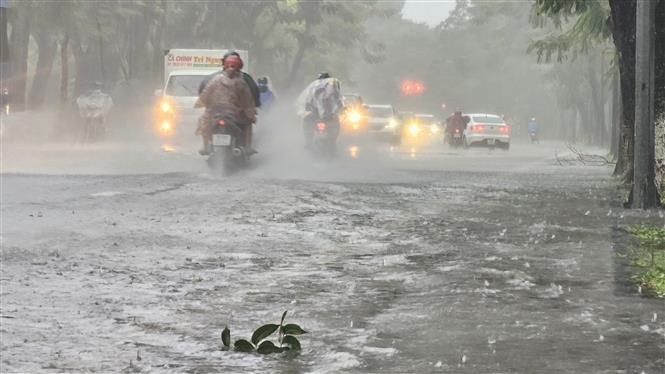 Đường Lê Duẩn (thành phố Huế) ngập nước sau mưa lớn. (Ảnh: Mai Trang/TTXVN)