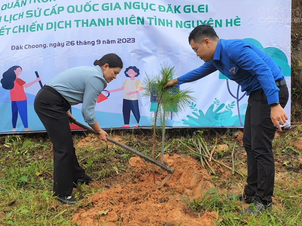 Các đại biểu tham gia trồng thông ba lá tại Khu Di tích Lịch sử Ngục Đăk Glei (Ảnh: Trần Nghĩa)