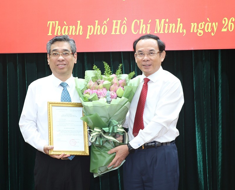 Ông Nguyễn Phước Lộc (trái), Trưởng Ban Tổ chức Thành ủy TP Hồ Chí Minh nhận chức phó bí thư Thành ủy TP Hồ Chí Minh nhiệm kỳ 2020-2025 (Ảnh: Thanhuytphcm.vn)