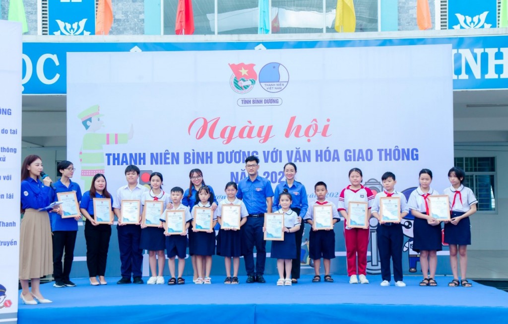 Sôi nổi ngày hội thanh niên Bình Dương với văn hóa giao thông