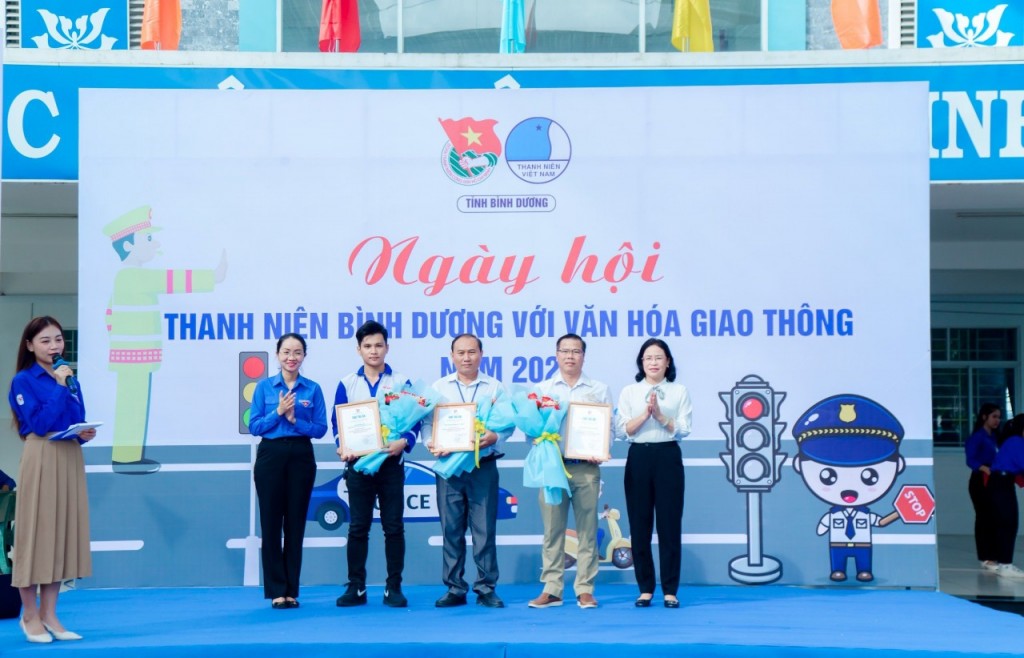 Ban Thường vụ Tỉnh Đoàn trao thư tri ân cho đơn vị đồng hành cùng các hoạt động tại ngày hội.