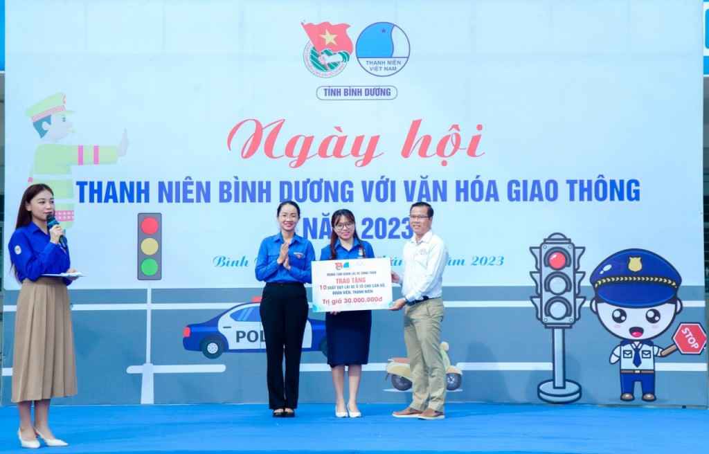 Trao tặng công trình thanh niên cho Thành Đoàn Thuận An.