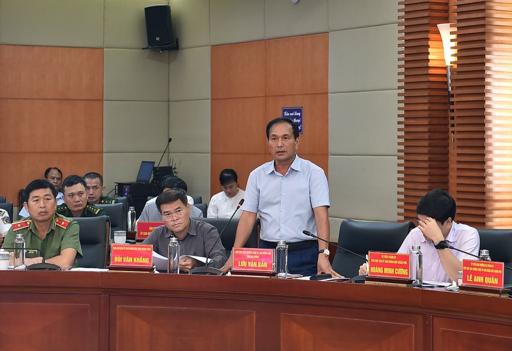 Phó Chủ tịch UBND tỉnh Hải Dương Lưu Văn Bản báo cáo tại cuộc làm việc - Ảnh: VGP/Hải Minh