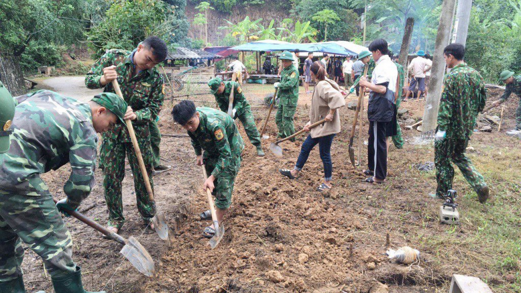 Bài 3: Nâng bước em tới trường