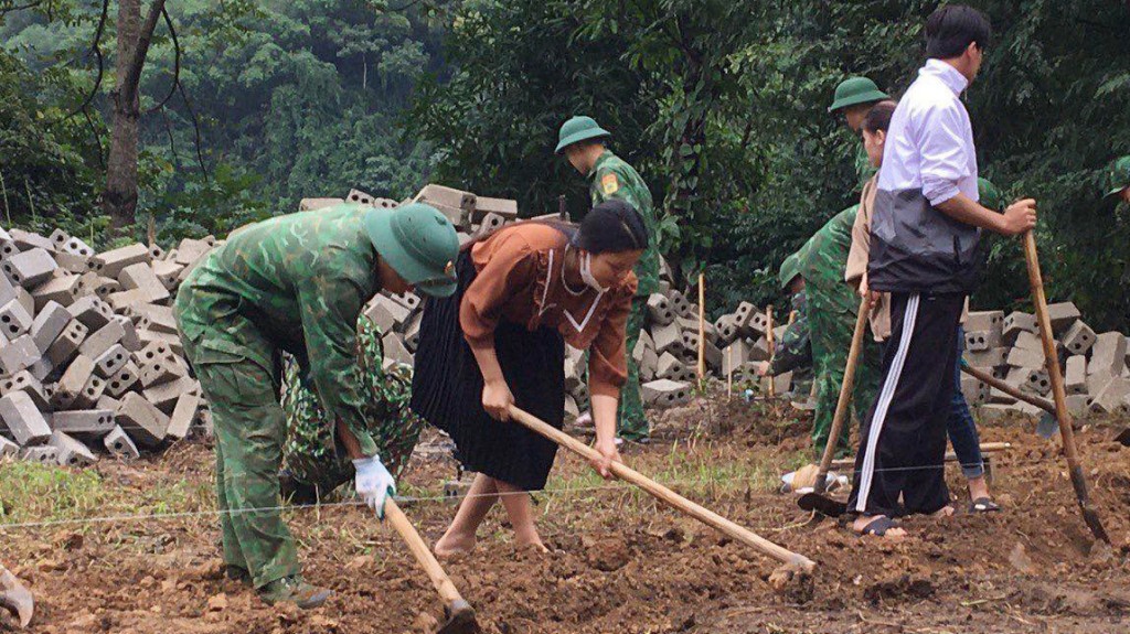 Bài 3: Nâng bước em tới trường