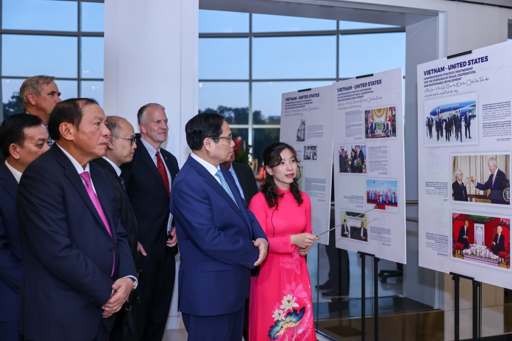 Thủ tướng và khách mời xem triển lãm ảnh về quan hệ ngoại giao 