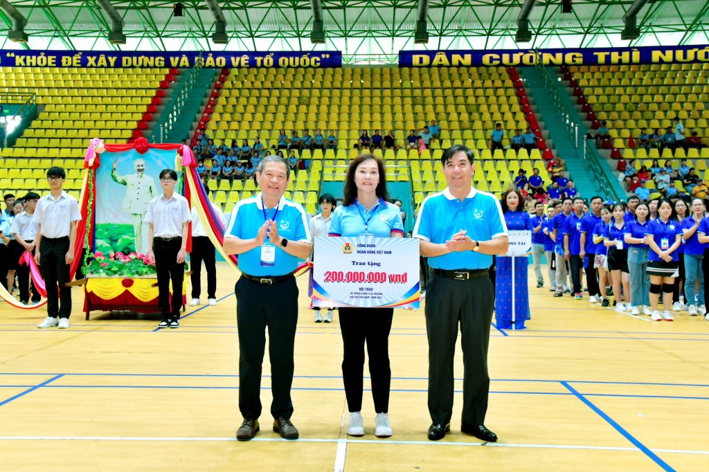 Ông Trần Hồng Tuấn - Phó Chủ tịch Công đoàn Ngân hàng Việt Nam trao biểu trưng hỗ trợ Hội thao