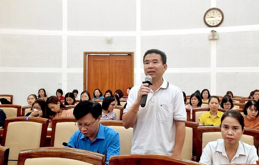 Ông Trần Văn Hưng - Chủ tịch Công đoàn Công ty cổ phần Nicotex đặt câu hỏi
