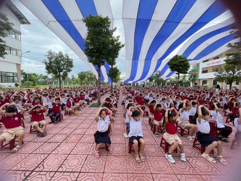 Học sinh hào hứng tham gia cuộc thi tìm hiểu kiến thức về an toàn thực phẩm