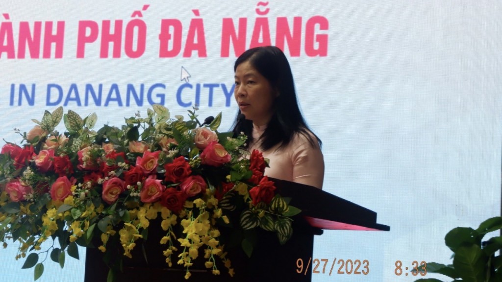 Giám đốc Sở GD&ĐT thành phố Đà Nẵng, bà Lê Thị Bích Thuận phát biểu tại buổi lễ (ảnh Út Vũ)