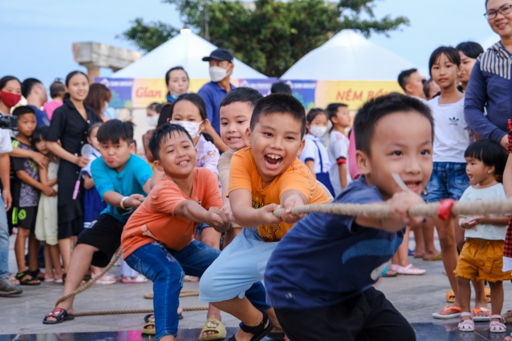 Trẻ em vui thích tham gia các trò chơi dân gian.