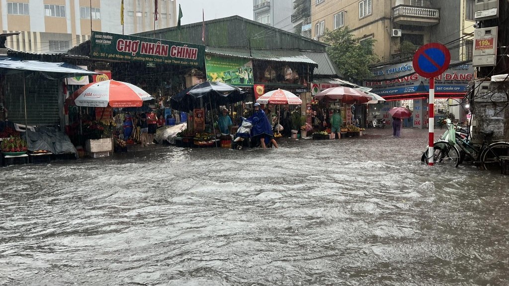 Hà Nội mưa trắng trời, khắp ngả đường ùn tắc kéo dài