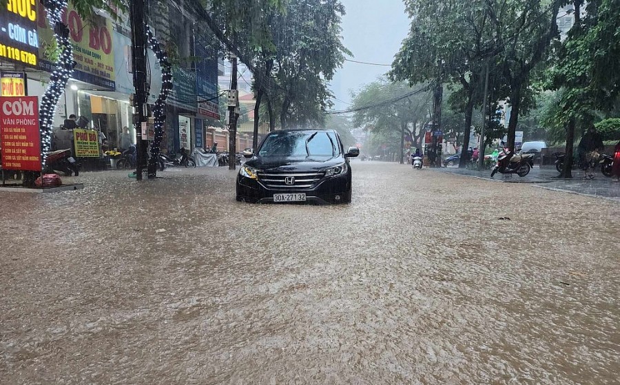 Hà Nội mưa trắng trời, khắp ngả đường ùn tắc kéo dài