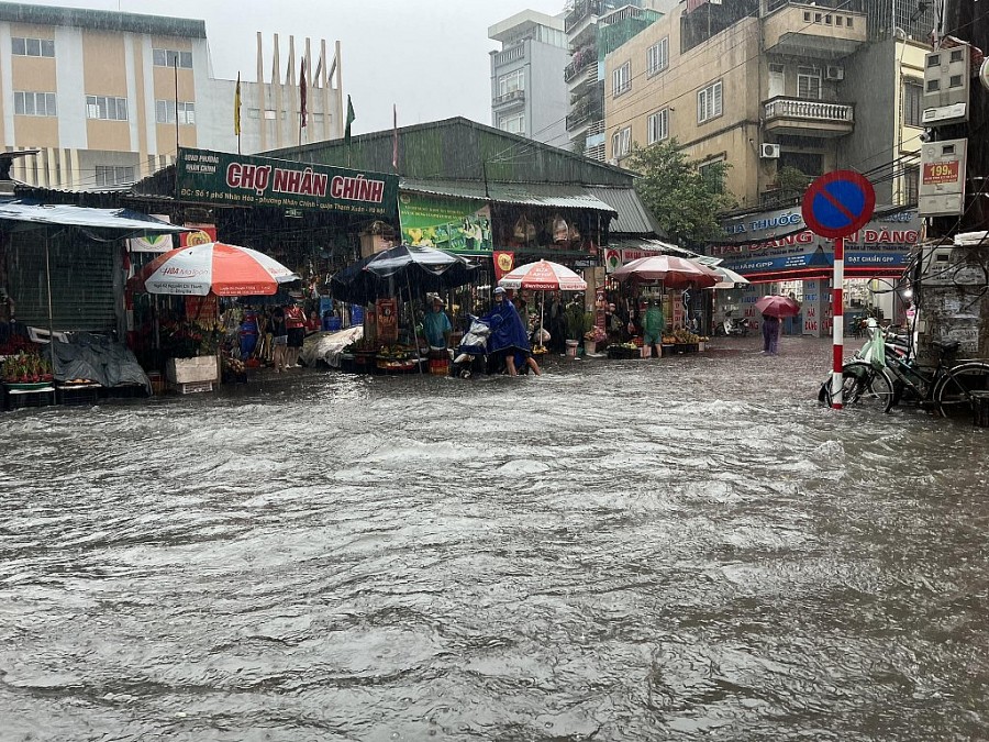 Hà Nội mưa trắng trời, khắp ngả đường ùn tắc kéo dài