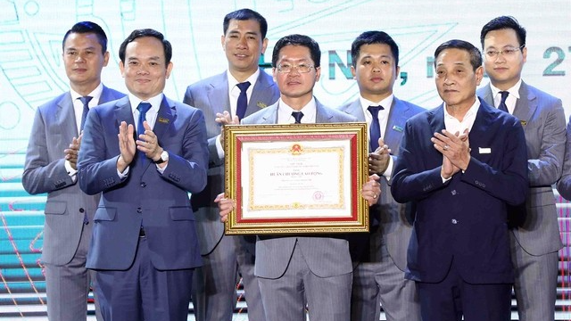 Hội Doanh nghiệp trẻ Hà Nội đón nhận Huân chương lao động 