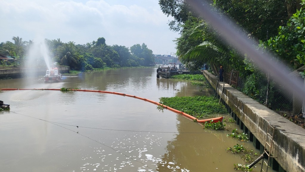 Lực lượng tổ chức các biện pháp nghiệp vụngăn xăng dầu chảy tràn trên sông
